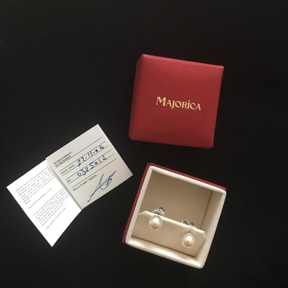 MAJORICA 18” length Pearls with Earings. Traditional and Classic - Picture 11 of 14